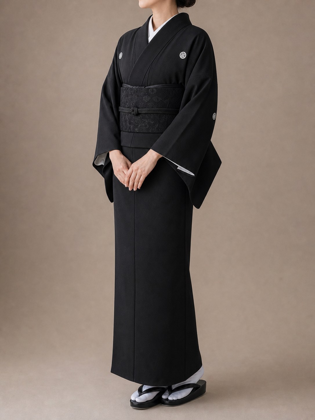 和装の喪服を整えた着付けイメージ